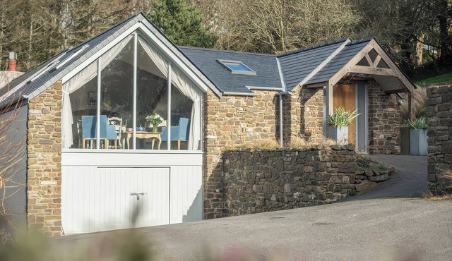 LEEWARD COTTAGE, pet friendly, with hot tub in Pembroke Dock