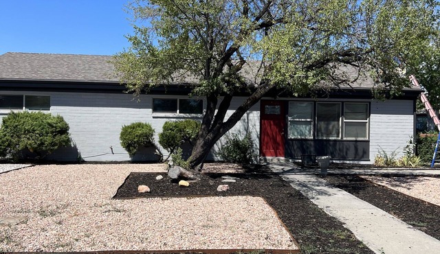 Legacy House: Roomy and wheelchair accessible house near the mountains.
