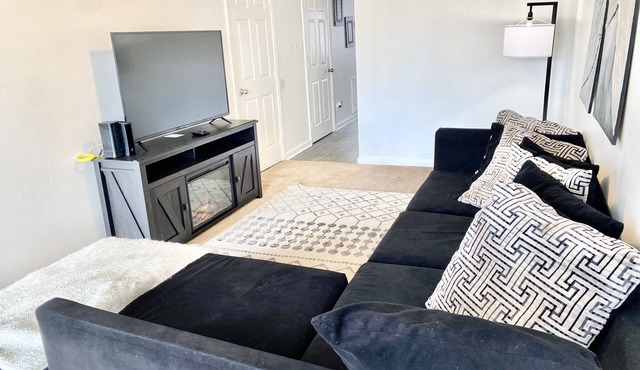 Legacy Pad! Spacious 2 bed townhome with modern vibes