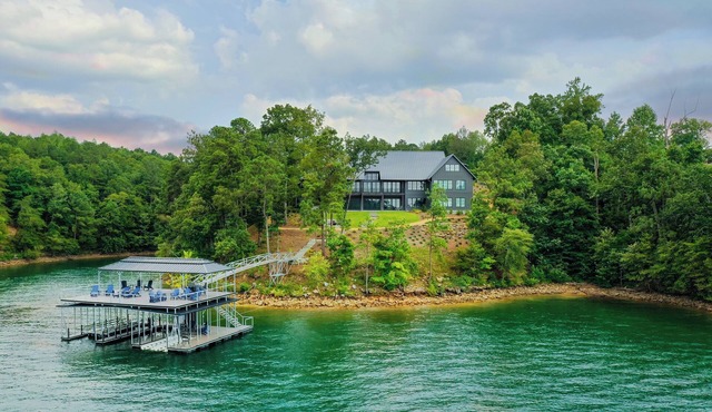 "Legacy Pointe" - A Luxurious Smith Lake Home and place to relax & have fun!