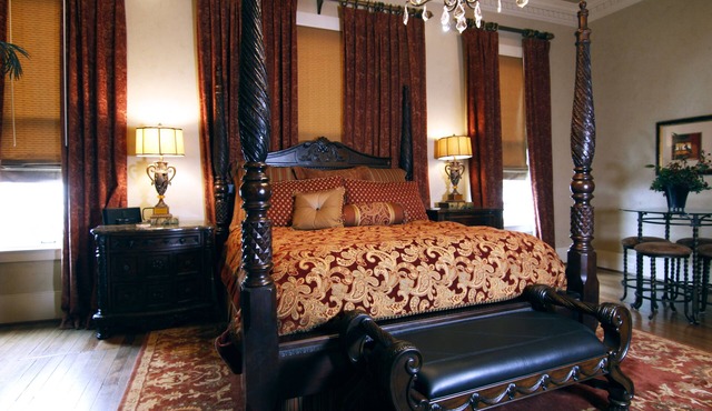 Legacy Suite on Main St in central downtown, jacuzzi tub, ask about Wine Tours!