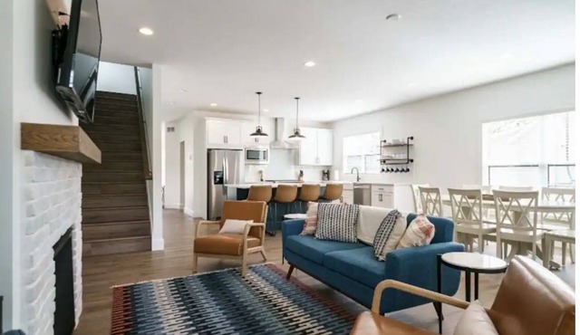 Legacy-Walk to Notre Dame. New 6 bedroom 5.5 bathrooms, sleeps up to14.