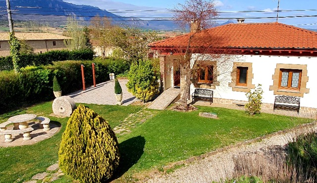 Legado de Zabala, unique & exclusive rural house. With views, garden & solarium!