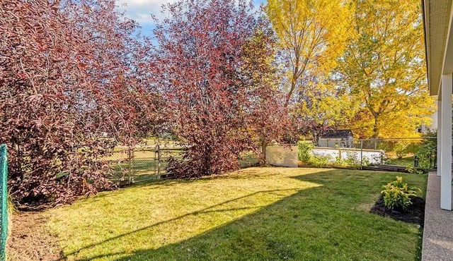 Legal Walkout suite with King-bed, Kitchen, Parking & Patio