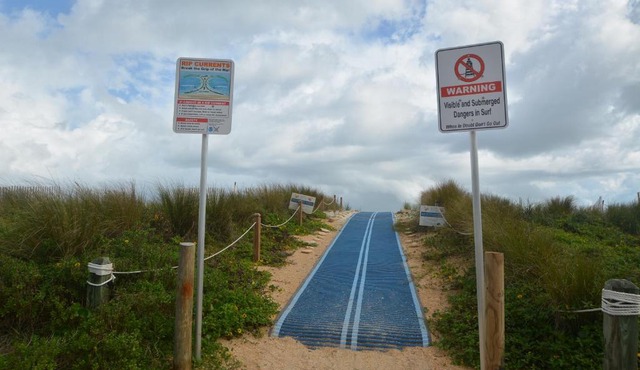 Legasea a gorgeous 5 bed4 Bath Luxury Beach House Hot Tub Fenced Yard