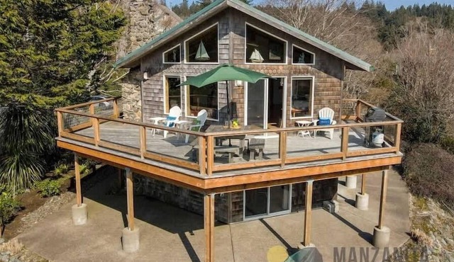 Legasea on the Pond by Manzanita Beach Getaway – Dog-Friendly, Scenic Views