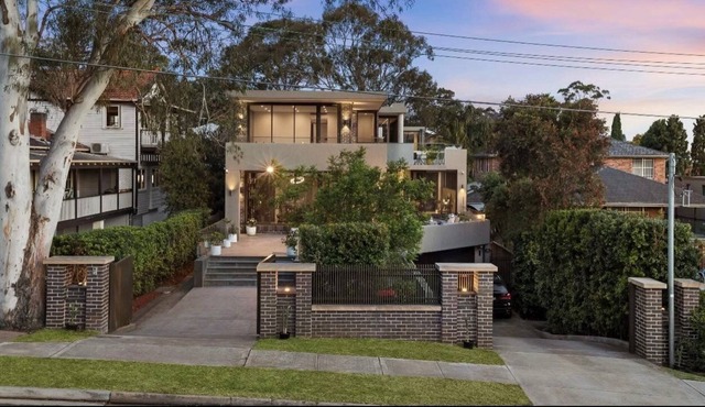 ★ Legend in Putney★ Pool & Waterview ★ Garden★ Super convenient Location★