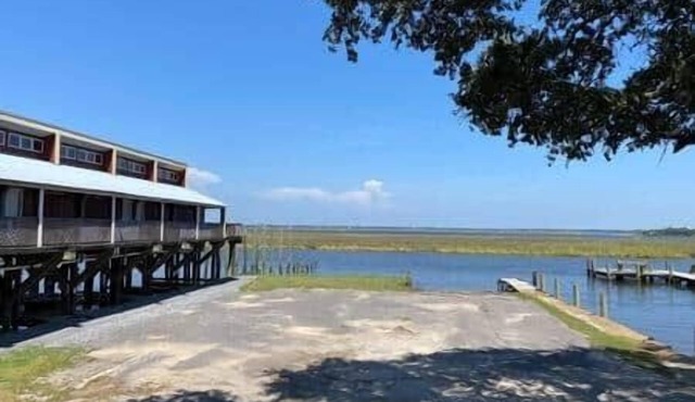 Legend Oaks room 4 over the water