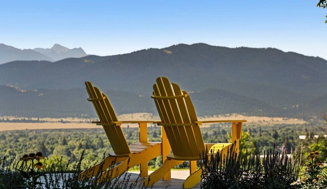 Legendary views, hill top home in Livingston with hot tub and central AC