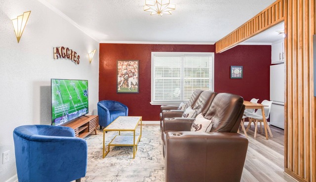Legends: 1st Floor/2 Bdrm, Walk to A&M, King Beds