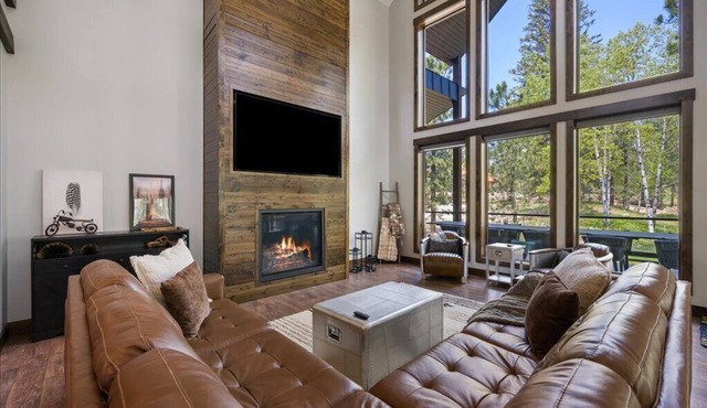 Legends Lodge- 22 guest Mountain retreat with pool access!