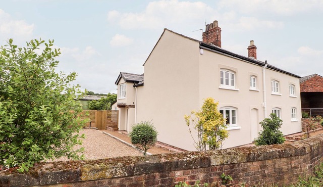 LEGH OAKS FARM, pet friendly, luxury holiday cottage in Knutsford