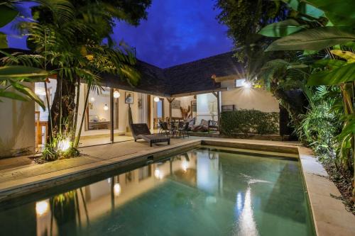 Legian Beach Villa - 3-room open villa, private pool, near the beach, Netflix