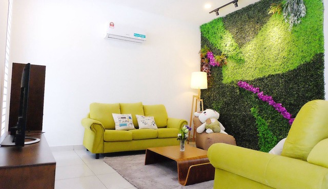 Legoland & Bukit Indah - 10 mins (up to 22 pax)