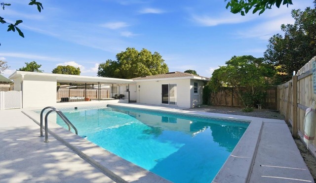Legoland Pool House with Suite 4 bedroom 2 bathroom
