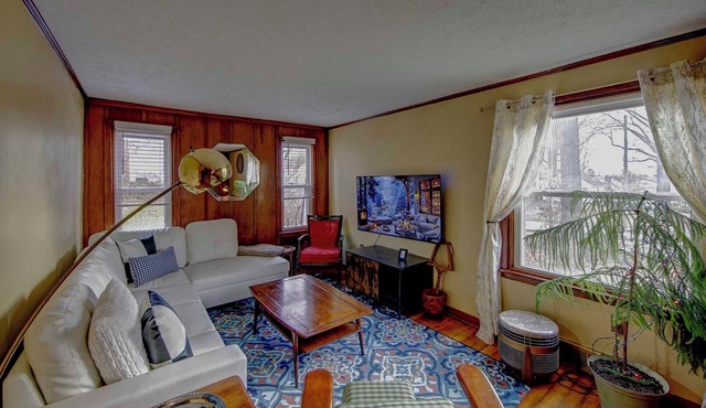 Lehr Court Cottage – 2nd Floor 2BR