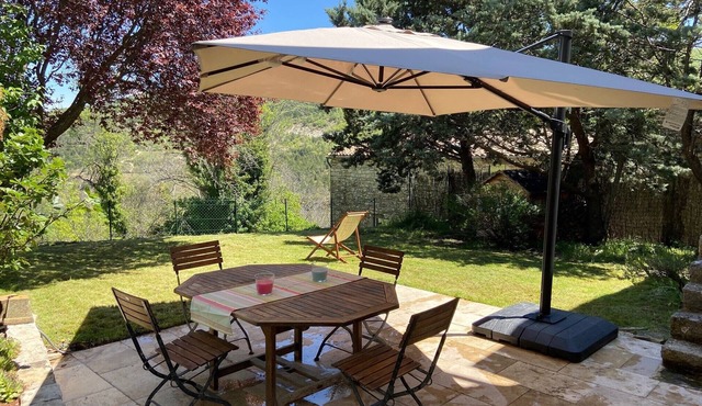 Lei Barris, charming village house for 8 people with wooded garden.