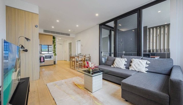 Leichhard near Shopping/Train Station with Pool