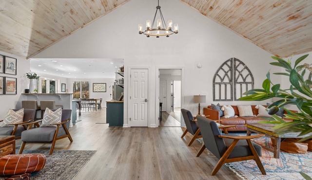 Leiper’s Fork Hilltop Home on 12 Private Acres near Franklin and Nashville