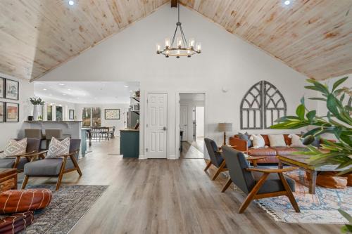 Leipers Fork Hilltop Home on 12 Private Acres near Franklin and Nashville