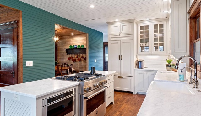 Leiper’s Retreat – Secluded 3 BDR Craftsman Home in Franklin Arts District!