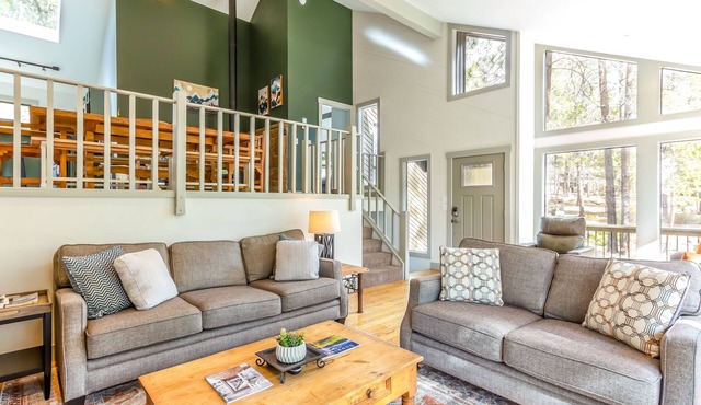 LEIS03 - Beautiful, Modern Home, Fireplace, Hot Tub, Bike