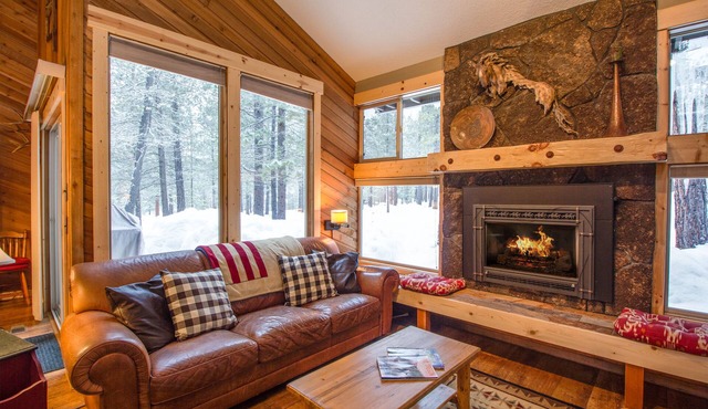 LEIS05 - Mountain Cabin, A/C, Short Walk to Village, Pet Friendly, Hot Tub