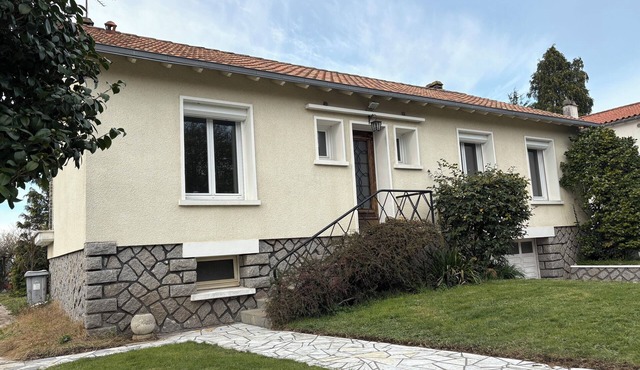 Leisure center and swimming pool 5 minutes away. Town center and Hyper U center 400m away.