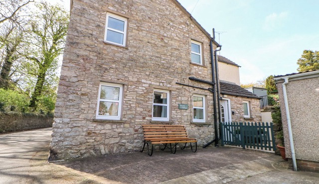 LEISURE COTTAGE, pet friendly, with a garden in Kirkby Stephen