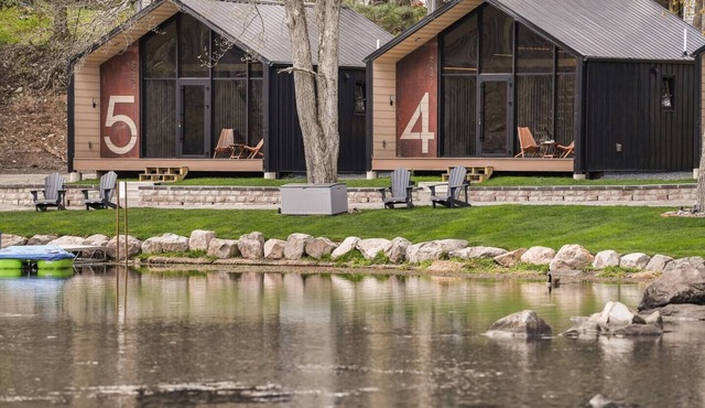Leisure Lake Resort: 5 chalets on a private lake, Wedding venue with activities