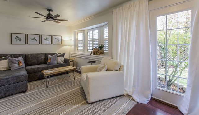 Leisure stroll to Salado Creek, golf, walk Downtown. Screened porch!