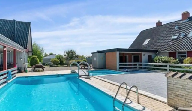 Lejlighed/rækkehus med adgang til pool.