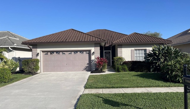 Lely Resort 3BR/2Bath Home on Golf Course w/Community Pool & Hot Tub.