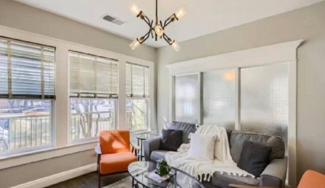 Lemmon 103: Your Stylish 3-Bedroom, 3-Bath Escape in Dallas