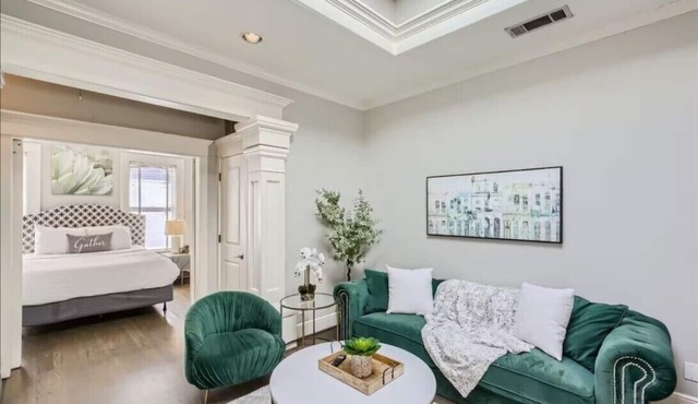 Lemmon 202 – Stylish Stay in Oak Lawn, Dallas