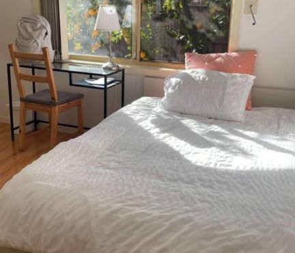 Lemon View Room in Shared Home - near Station, Restaurants, Gym & Airport