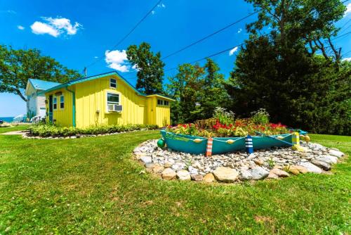 LemonDrop Lake-Front Cottage