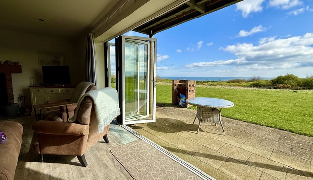 Len's Lookout - a cottage that sleeps 8 guests in 4 bedrooms