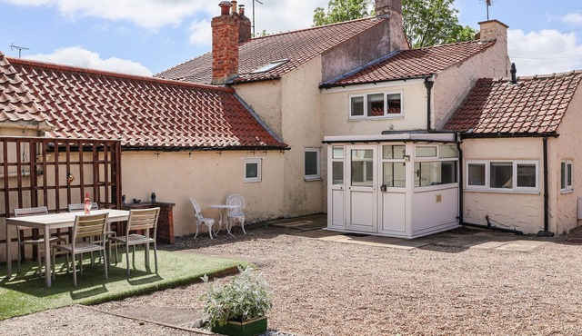 LENA COTTAGE, pet friendly, character holiday cottage in Kilham