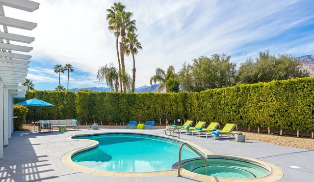 Lena’s Hideaway – Swanky Mid-Mod Palm Springs Retreat