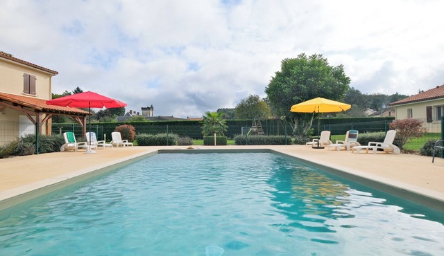 L’Enclos – House with Air Conditioning and Shared Pool in Savignac-les-Églises