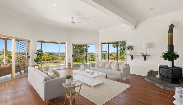 Lennox Peak a spacious family home with pool