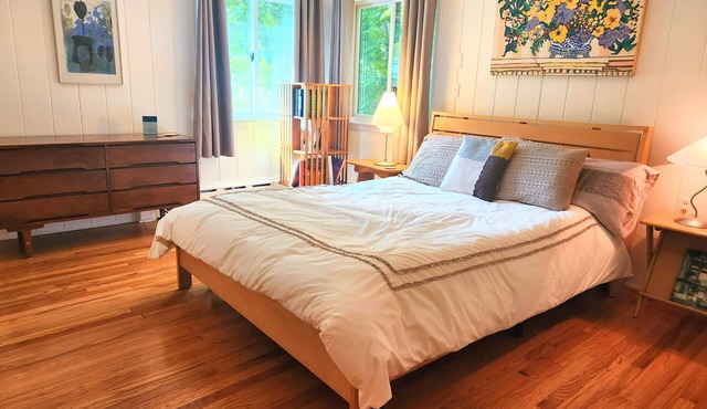 Lenox Interlude Stylish Retreat Views, Central Air, Walk to Town