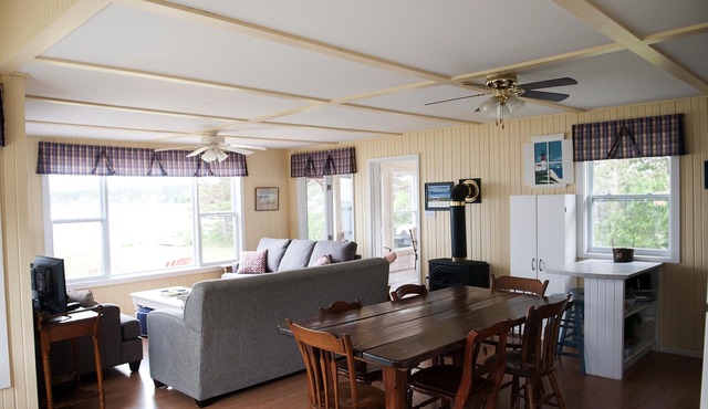 Lenrose Cottage. Waterfront in Brackley Beach. Close to National Park Beaches