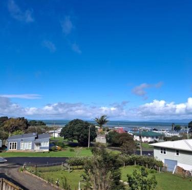 LENS VIEW - Classic Kiwi Bach