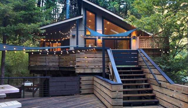 Leo's Lodge ~ Poolside Retreat, Private yet close to Town!