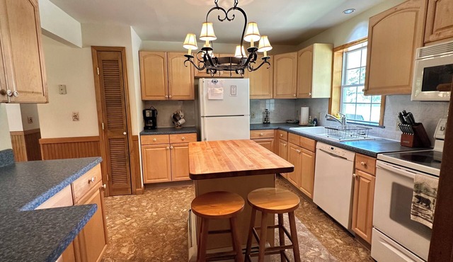 Leo's Lodge with river access - 10 mins from Whiteface!