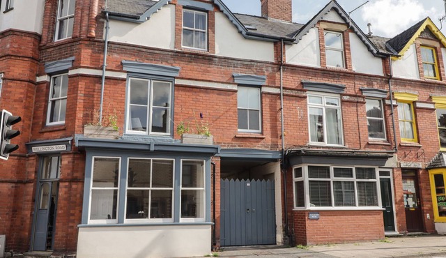 LEOMINSTER HOUSE, pet friendly in Llandrindod Wells