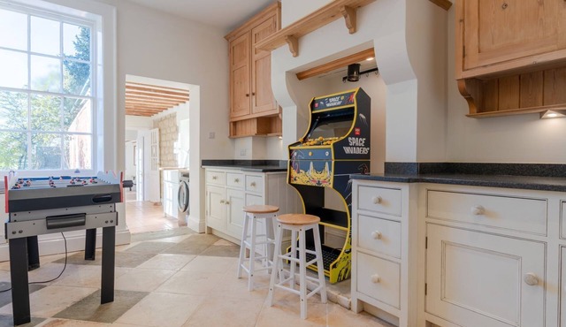 Leonard Stanley House, nr Stroud - sleeps 18 guests in 9 bedrooms