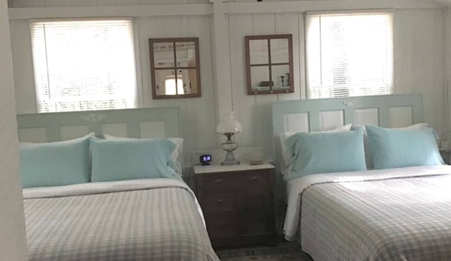 Leona’s Cottage -Uniquely Rustic Comfortably Cozy